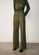 Pantalón largo de mujer color verde oliva, de corte wide leg, tiro alto y con cinturón desmontable con hebilla redonda. Presenta bolsillos cargo y trabillas.