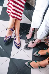 Bailarinas con base de rejilla con lunares y piezas de animal print a contraste en morado. Cordón redondo beige con borla a juego.