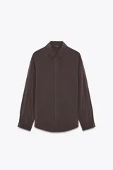 Camisa marrón de manga larga con cuello solapa, cierre frontal con botones y bajo asimétrico.