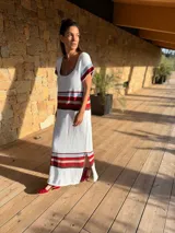 Vestido largo tejido a rayas horizontales en color blanco, rojo, marrón y celeste.