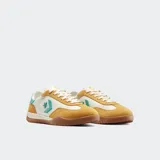 Championes Converse Run Star Trainer color crema, con detalles en amarillo y verde agua.