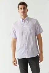 Camisa de manga corta color beige claro, confeccionada en lino y algodón, con cuello abotonado, bolsillo en el pecho y logo bordado. Corte semi slim.