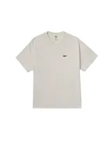 Remera color crema de corte recto, con cuello redondo y logo de la marca Obey bordado en negro en el lado izquierdo del pecho.