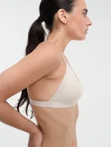 Bralette negro con breteles finos y corte triangular.