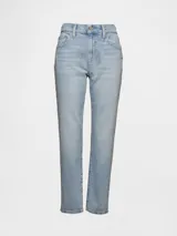 Pantalón de jean celeste claro, corte girlfriend, tiro alto y pierna recta.