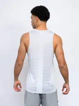 Musculosa de entrenamiento Umbro negra con cuello y sisas en gris. Logo de la marca estampado en el pecho.