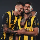 Camiseta de fútbol Puma del Club Atlético Peñarol, modelo Home 2024. Diseño a rayas verticales amarillas y negras con detalles en negro en cuello y mangas. Incluye logo de Puma, escudo del club y sponsor Antel en el frente.