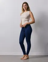 Jegging de denim azul claro, corte slim fit, con pretina elastizada, bolsillos delanteros simulados y bolsillos traseros aplicados. Marca Zac & Rachel.