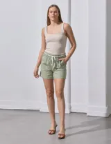 Short de lino estampado a rayas verticales grises, con pretina elastizada y cordón de ajuste.
