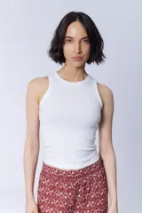 Musculosa blanca de algodón con tejido de canalé.