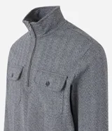 Buzo gris texturizado con cuello alto y cremallera delantera. Tiene mangas largas con puños ajustados, barra ajustada y dos bolsillos en el pecho con solapa y botón.