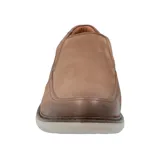 Zapato slip-on de cuero color marrón con suela de goma EVA.