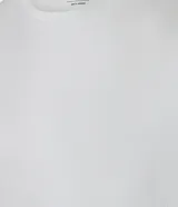 Remera deportiva blanca de poliéster y elastano, con cuello redondo, manga corta y estampa degradé.