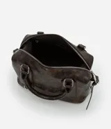 Cartera mini satchel con asa larga ajustable, confeccionada en material sintético PU, con cierre de cremallera y efecto desteñido.
