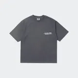 Remera gris con estampado pequeño en el frente con la frase "Choose your mushrooms".