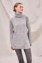 Sweater gris melange oversize de punto acanalado con cuello doble y tajos laterales.