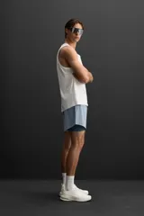 Musculosa deportiva negra de algodón, corte regular fit, cuello redondo amplio y sisa ancha.