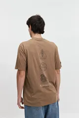 Remera marrón de manga corta con cuello redondo y estampado en la espalda con motivos geométricos y el logo de la marca Mistral.
