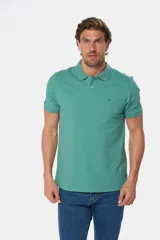 Remera polo de piqué lisa color rojo, con cuello en rib y botones personalizados.