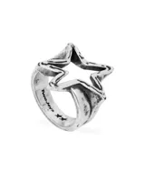 Anillo plateado con forma de estrella calada.