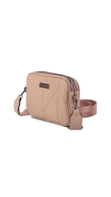 Bandolera color tostado con doble cierre metálico, diseño acolchado con costuras en forma de hoja en la parte frontal y un bolsillo trasero. Incluye una correa de galón ajustable.