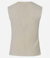 Blusa femenina de corte regular confeccionada en tejido de anarruga texturizado color beige. Presenta cuello redondo, diseño sin mangas y cierre frontal con botones.