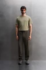 Camiseta deportiva de entrenamiento, corte regular fit, color gris claro, con cuello redondo y manga corta. Confeccionada en tejido técnico ligero y elástico con estructura Quick Dry nivel 2. Presenta costuras planas y un pequeño logo estampado en la parte inferior derecha.