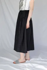 Falda midi azul de paño fino 100% lana, con cintura elastizada y frunces en los lados.