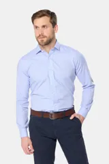 Camisa celeste de manga larga con cuello clásico y cierre con botones.