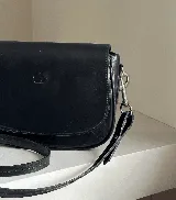 Cartera bandolera marrón de cuero natural con estructura rígida, forro interior de tela, bolsillo interno con cierre y terminaciones impecables.