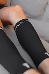 Medias de compresión deportivas negras con logo y texto en blanco.