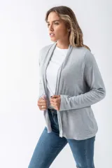 Saco de lanilla gris con cuello esmoquin y mangas largas.