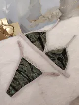 Conjunto de lencería verde musgo de terciopelo labrado con encaje y elásticos nude.
