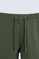 Pantalón azul marino de corte recto, con cintura elástica ajustable con cordón, bolsillos laterales y traseros.
