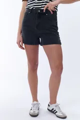 Short de jean negro con tiro alto, corte recto y ruedo desflecado.