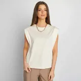 Camiseta blanca sin mangas con cuello redondo y hombreras marcadas.