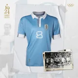 Camiseta de fútbol celeste de la Selección Uruguaya, modelo oficial estrenado en el Preolímpico 2024. Diseño con cuello polo blanco, escudo de la AUF y número 8 estampado en el frente.