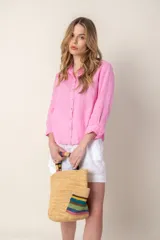 Camisa blanca de lino con cuello clásico, abotonada al frente y mangas 3/4 con puños.