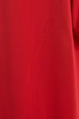 Camiseta deportiva roja de cuello redondo y manga corta, confeccionada en tejido ligero y elástico. Presenta acabados sin costuras y logo estampado.