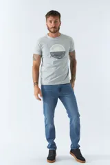 Remera gris de algodón con cuello redondo, mangas cortas y estampado circular con la inscripción "Brookshield Enjoy the Trip". Corte regular.