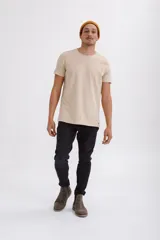 Remera negra de algodón, corte clásico y cuello redondo.
