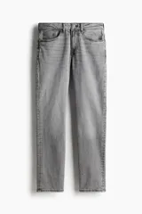 Jean gris de cinco bolsillos en denim de algodón elástico con cintura estándar y cierre con botón. Piernas rectas con buena libertad de movimiento en muslo y rodilla.