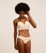 Bombacha bikini de encaje floral color crema, con hilo doble en la parte trasera.