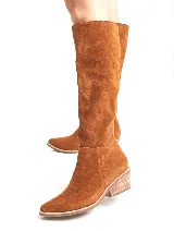 Bota alta de gamuza color verde oliva, con taco de madera y cierre lateral.