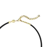 Gargantilla con cristales morados en talla octogonal y engarce dorado. Cierre ajustable con cadena dorada y cinta de terciopelo negra.