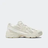 Championes New Balance 740 color beige con detalles en blanco. Capellada de malla y superposiciones de cuero sintético. Entresuela Abzorb.