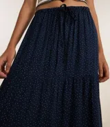 Pollera midi azul marino con estampado de lunares blancos, cintura elástica con lazo y volados.