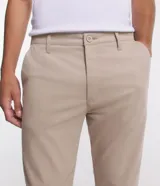 Pantalón de vestir color gris claro, de corte slim fit y largo cropped.