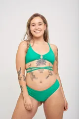 Bombacha de bikini vedetina color azul eléctrico, forrada en delantero y trasero.