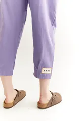 Pantalón capri color lila de gabardina de algodón.